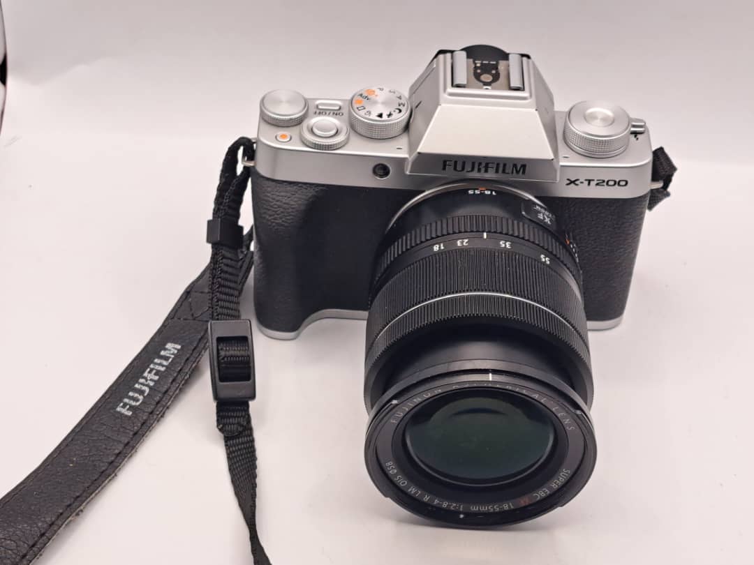 Fujifilm X-T200 argent + objectif Fujinon XF 18-55mm f/2.8-4 R LM OIS