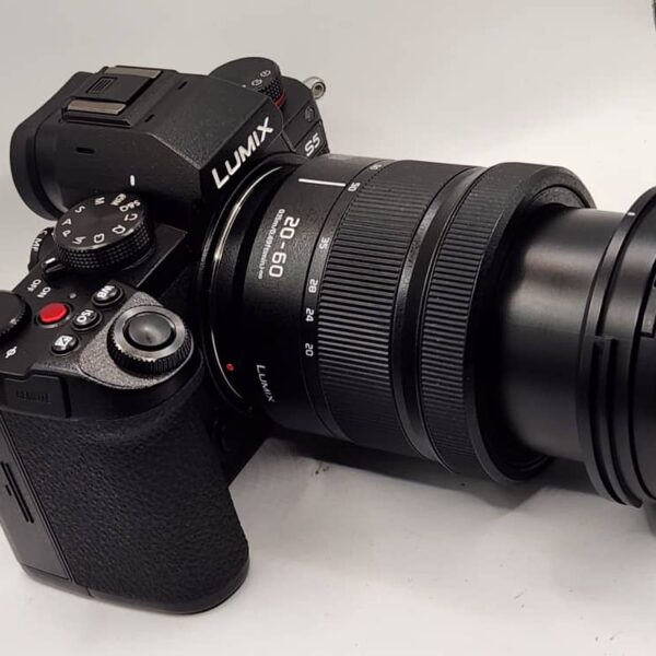 Panasonic Lumix S5 de face avec objectif Lumix S 20-60mm – doualadigitalcamerasolutions.com